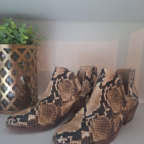 VINCE CAMUTO Snakeskin Print Leather  Booties Women's Size 9 with 1.5" Heel EUC - Picture 4 of 6